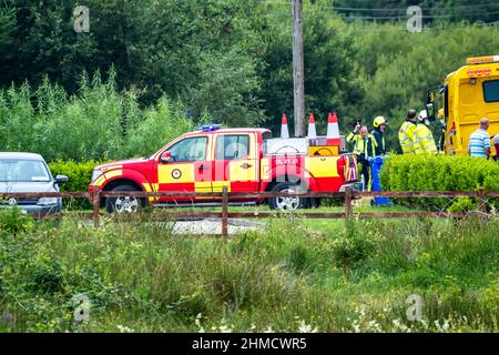 DONEGAL , IRLANDA - LUGLIO 26 2021 : le forze di soccorso aiutano a un incidente automobilistico a Portnoo durante la pandemia. Foto Stock