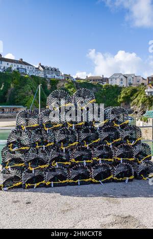 Nuovi vasi di gamberi di aragosta di granchio accatastati sulla banchina nel porto di Newquay sulla costa nord della Cornovaglia. Foto Stock