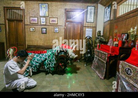 L'associazione 'White Crane' Silat College ha tenuto una tradizione di balneazione Kie Lin prima della celebrazione Cap Go Meh a Bogor, Indonesia Foto Stock