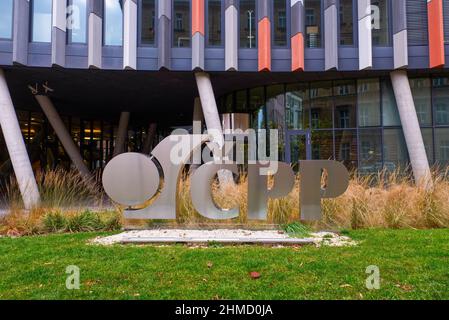 Praga, Repubblica Ceca - Gennaio 18 2022: Logo metallico della compagnia assicurativa Ceska podnikatelska pojistovna - Vienna Insurance Group, di fronte al Foto Stock