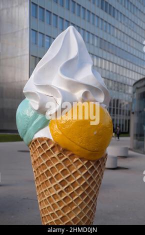 Esposizione del cono del gelato davanti ad un grattacielo moderno Foto Stock