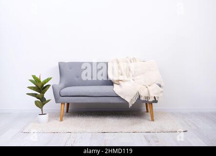 Camera interna luminosa con pullman grigio Foto Stock