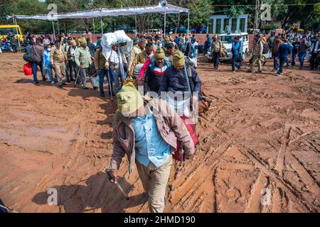 Ghaziabad, India. 09th Feb 2022. I funzionari e il personale di polizia del gruppo sono visti partire per i loro seggi elettorali prima della prima fase delle elezioni di assemblea a Uttar Pradesh. Credit: SOPA Images Limited/Alamy Live News Foto Stock