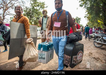 Ghaziabad, India. 09th Feb 2022. I funzionari che hanno votato sono visti con le macchine di voto elettroniche (EVM) e la traccia di audit su carta verificata dagli elettori (VVPAT) mentre partono per i loro seggi elettorali prima della prima fase delle elezioni di Uttar Pradesh. Credit: SOPA Images Limited/Alamy Live News Foto Stock