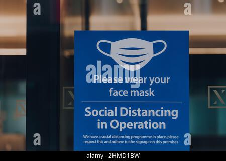 Londra, Regno Unito - 23 ottobre 2021: Si prega di indossare il cartello con la maschera all'ingresso di un edificio di uffici a Holborn, Londra. I requisiti erano introdu Foto Stock