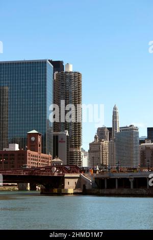 Vista delle Marina City Towers dal ramo nord del fiume Chicago, Foto Stock