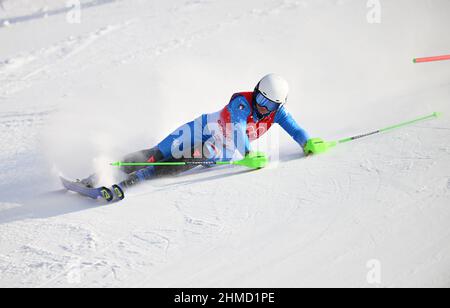 Pechino, Cina. 9th Feb 2022. Lara della Mea d'Italia cade durante lo slalom femminile dello sci alpino al National Alpine Ski Center nel distretto di Yanqing, Pechino, capitale della Cina, 9 febbraio 2022. Credit: Lian Zhen/Xinhua/Alamy Live News Foto Stock