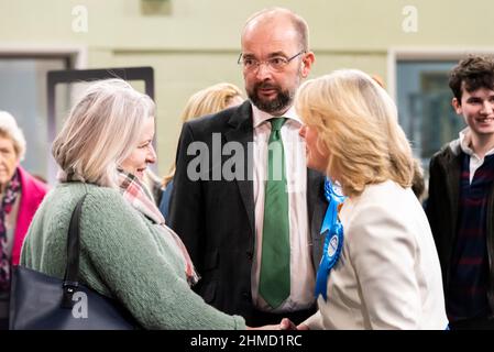 James Duddridge al voto conta per le elezioni del Southend West con il neo eletto deputato conservatore Anna Firth Foto Stock