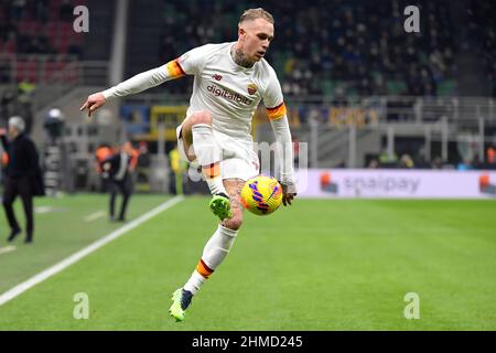 Milano, Italia. 08th Feb 2022. Rick Karsdorp di AS Roma in azione durante la partita di calcio finale della Coppa Italia tra FC Internazionale e AS Roma allo stadio San Siro di Milano (Italia), 8th febbraio 2021. Foto Andrea Staccioli/Insidefoto Credit: Ininsidefoto srl/Alamy Live News Foto Stock