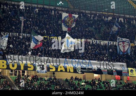 Milano, Italia. 08th Feb 2022. I tifosi internazionali mostrano un banner che dice Welcome back home Jose, dedicato a Jose Mourinho, durante la partita di calcio finale della Coppa Italia tra FC Internazionale e AS Roma allo stadio San Siro di Milano (Italia), 8th febbraio 2021. Foto Andrea Staccioli/Insidefoto Credit: Ininsidefoto srl/Alamy Live News Foto Stock