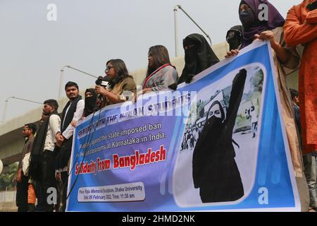 9 febbraio 2022 - Dhaka, Bangladesh: Gli studenti del Bangladesh hanno una manifestazione per protestare contro il recente divieto di Hijab nelle aule dello stato indiano di Karnataka. Un divieto sui foulard islamici nelle scuole ha suscitato un grido tra i musulmani nell’India meridionale, con grandi folle che si sono riversate per le strade per protestare contro le restrizioni. Lo stand-off nello stato di Karnataka ha suscitato timori tra la comunità minoritaria su ciò che dicono è una crescente persecuzione sotto il governo nazionalista indù del primo ministro Narendra modi. Foto di Suvra Kanti Das/ABACAPRESS.COM Foto Stock