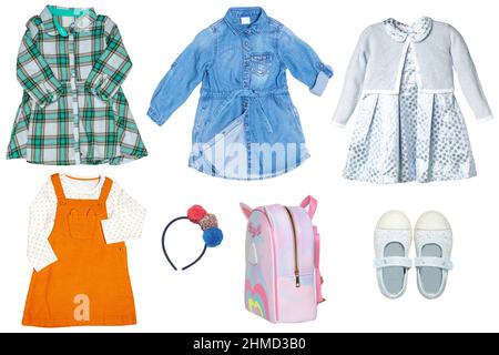 Collage set di bambine abiti estivi isolato su sfondo bianco. La collezione di abiti alla moda, un abito in denim, scarpe, borsa e accessori Foto Stock