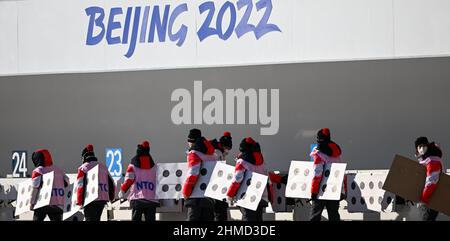 Zhangjiakou, Cina. 09th Feb 2022. Biathlon, Olimpiadi, individuali 20 km, uomini al National Biathlon Centre. I volontari trasportano i bersagli. Credit: Hendrik Schmidt/dpa/Alamy Live News Foto Stock