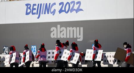 Zhangjiakou, Cina. 09th Feb 2022. Biathlon, Olimpiadi, individuali 20 km, uomini al National Biathlon Centre. I volontari trasportano i bersagli. Credit: Hendrik Schmidt/dpa/Alamy Live News Foto Stock