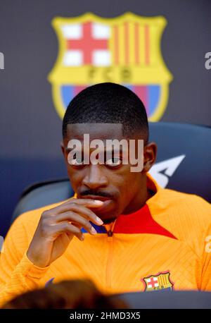 Ousmane Dembele (7) del FC Barcelona in panchina durante la ventitreesima giornata della partita de la Liga Santader tra il FC Barcelona e l'Atletico de Madrid allo stadio Camp Nou il 06 febbraio 2022 a Barcellona, Spagna. Foto Stock