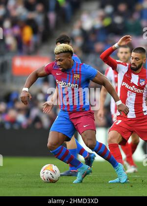 Adama Traoré (11) del FC Barcelona dribbles Carrasco (21) dell'Atlético de Madrid durante la ventitré giornata della partita de la Liga Santader tra il FC Barcelona e l'Atlético de Madrid allo stadio Camp Nou il 06 febbraio 2022 a Barcellona, Spagna. Foto Stock