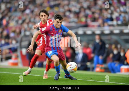 Pedri (16) del FC Barcelona dribbles Joao Félix (7) dell'Atlético de Madrid durante la ventitré giornata della partita de la Liga Santader tra il FC Barcelona e l'Atlético de Madrid allo stadio Camp Nou il 06 febbraio 2022 a Barcellona, Spagna. Foto Stock