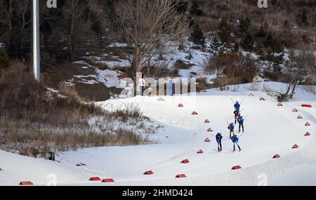 Zhangjiakou, Cina. 09th Feb 2022. Biathlon, Olimpiadi, individuali 20 km, uomini al National Biathlon Centre. Atleti in pista. Credit: Hendrik Schmidt/dpa/Alamy Live News Foto Stock