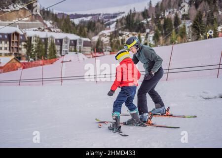 Ragazzo imparando a sciare, allenandosi e ascoltando il suo maestro di sci sulla pista in inverno Foto Stock