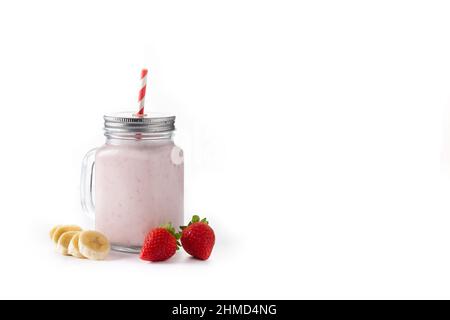 Frullato fresco di fragole e banana in vaso isolato su sfondo bianco Foto Stock