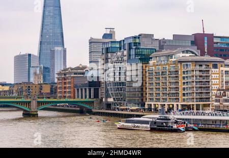 Tamigi attraverso Londra. Con vista su Shard, Shakespeare, Globe Theatre, bankside Pier, con, Imbarcazione Uber Clipper. Gru, edilizia. Canoe Foto Stock