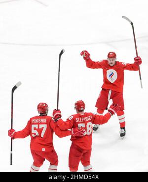 Pechino, Cina. . 09th Feb 2022. Gli atleti del ROC festeggiano il punteggio durante l'hockey su ghiaccio il turno preliminare maschile del gruppo B partita tra il ROC e la Svizzera al National Indoor Stadium di Pechino, capitale della Cina, 9 febbraio 2022. (Xinhua/li An) Credit: Xinhua/Alamy Live News Foto Stock