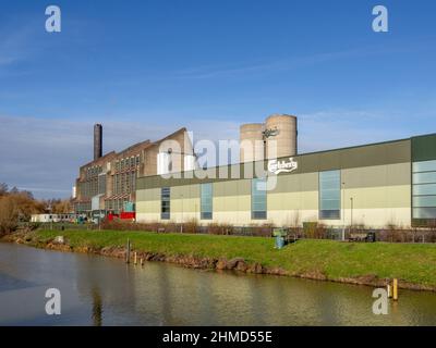 Birreria Carlsberg sulle rive del fiume Nene, Northampton, Regno Unito Foto Stock