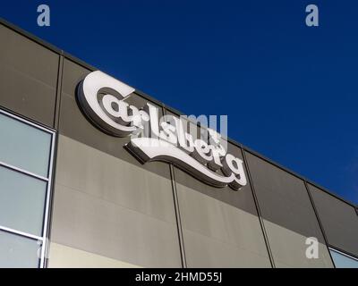 Cartello per Carlsberg contro un cielo blu; Carlsberg Brewery, Northampton, Regno Unito Foto Stock