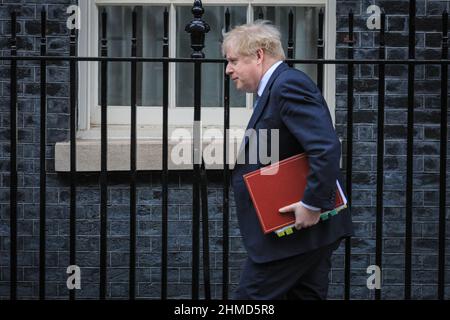 Londra, Regno Unito. 09th Feb 2022. Boris Johnson, primo ministro britannico, esce da Downing Street 10 per PMQ. Credit: Imagplotter/Alamy Live News Foto Stock