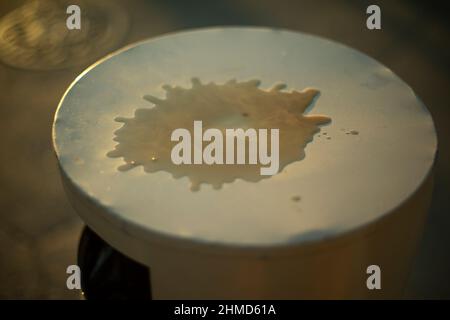 Cippino di caffè. Bevanda versata. Acqua sulla superficie. Blob di liquido. Diffusione del punto. Foto Stock