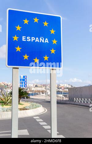 Segno al confine della Spagna, Unione europea, colpo verticale Foto Stock