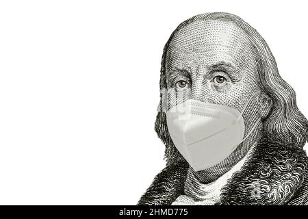 Benjamin Franklin ritratto della Serie 1928 Una maschera contro il covid 19 , banconote in dollari statunitensi. Primo piano verticale Vecchio ritratto. Foto Stock