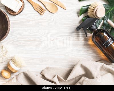 Concetto di cucina senza rifiuti. Telaio piatto da vari articoli eco-compatibili per uno stile di vita casalingo eco-frenetico su tavola bianca in legno. Vista dall'alto. Spazio di copia Foto Stock