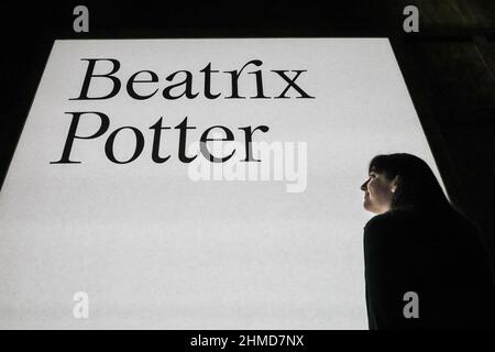 Londra, Regno Unito. 09th Feb 2022. Un membro del personale guarda la lavagna luminosa all'ingresso. Beatrix Potter: Disegnato alla natura (in collaborazione con il National Trust) celebra la vita e il lavoro di uno degli autori più amati dei bambini del 20th secolo. La mostra si svolge dal 12 feb 2022 al 8 feb 2023 al V& A. Credit: Imagplotter/Alamy Live News Foto Stock