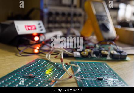 Set di chip su scheda a microcircuito per display TFT contemporanei in scatola di cartone in officina di assemblaggio di impianti da closeup estremo Foto Stock