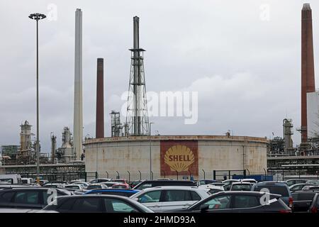 09 febbraio 2022, Renania settentrionale-Vestfalia, Colonia: Un serbatoio è situato sul terreno della raffineria Shell dietro un parcheggio. Foto: Oliver Berg/dpa Foto Stock