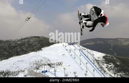 Zhangjiakou, Cina. 09th Feb 2022. Patrick Burgener in Svizzera compete nelle qualifiche Men's Snowboard Halfpipe alle Olimpiadi invernali 2022 di Zhangjiakou, Cina, mercoledì 9 febbraio 2022. Foto di Bob strong/UPI . Credit: UPI/Alamy Live News Foto Stock