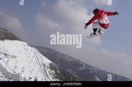 Zhangjiakou, Cina. 09th Feb 2022. Yuto Totsuka in Giappone compete nelle qualifiche Men's Snowboard Halfpipe alle Olimpiadi invernali 2022 di Zhangjiakou, Cina mercoledì 9 febbraio 2022. Foto di Bob strong/UPI . Credit: UPI/Alamy Live News Foto Stock