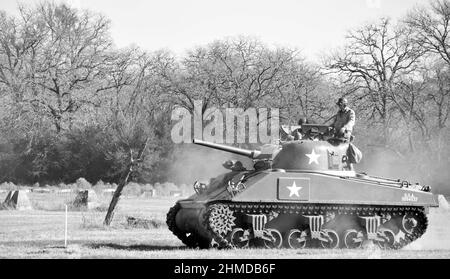 World War II M-4 Sherman Tank, comandante in berlina in bianco e nero Foto Stock