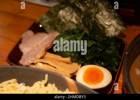 Fetta di maiale al barbecue, germogli di bambù, alghe e uova sode per ramen Foto Stock