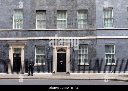 Guardia di sicurezza in piedi fuori No. 10 Downing Street. Foto Stock