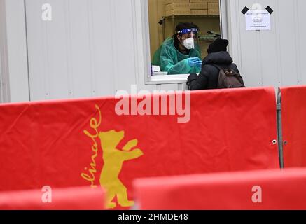 Berlino, Germania. 09th Feb 2022. Una giovane donna viene testata per il virus corona di fronte al Palast Berlinale. Credit: Brittta Pedersen/dpa-Zentralbild/dpa/Alamy Live News Foto Stock