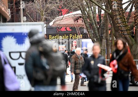 Berlino, Germania. 09th Feb 2022. I visitatori del festival camminano attraverso Potsdamer Platz. Credit: Brittta Pedersen/dpa-Zentralbild/dpa/Alamy Live News Foto Stock