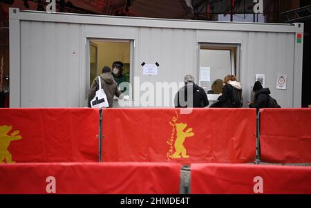 Berlino, Germania. 09th Feb 2022. I festaioli si trovano di fronte al Palast Berlinale per essere testati per il virus della corona. Credit: Brittta Pedersen/dpa-Zentralbild/dpa/Alamy Live News Foto Stock