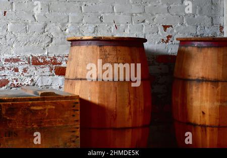 Botti di quercia invecchiate e Chest in Brick Cellar dipinta Foto Stock