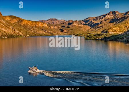 Barca a Canyon Lake, Battleship Mountain sulla destra, Superstition Mountains al tramonto, vista da Apache Trail (strada 88), vicino Tortilla Flat, Arizona USA Foto Stock