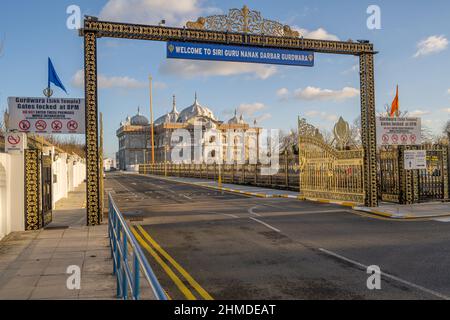 Il cancello d'ingresso al tempio Siri Guru Nanak Darbar Gurdwara Sikh a Gravesend Kent Foto Stock