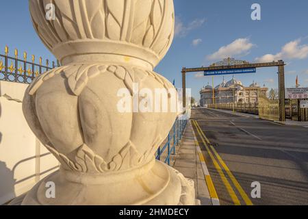 La porta d'ingresso in marmo al tempio Siri Guru Nanak Darbar Gurdwara Sikh a Gravesend Kent Foto Stock