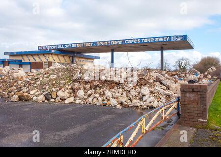 Il blocco delle macerie presso il piazzale e il caffè della stazione di servizio disusato; grandi blocchi posti di fronte alla terra aperta a Tarleton, Regno Unito. Foto Stock