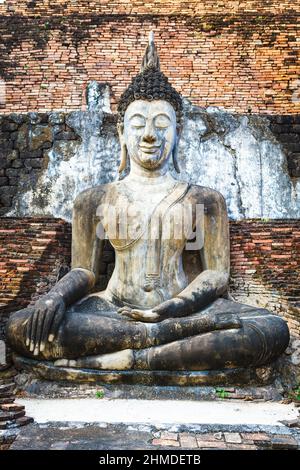 Parco storico di Sukhotai, statua del Buddha nelle rovine di Wat Mahathat. Uno dei posti più belli e che vale la pena vedere in Thailandia. Popolare destinazione di viaggio whil Foto Stock